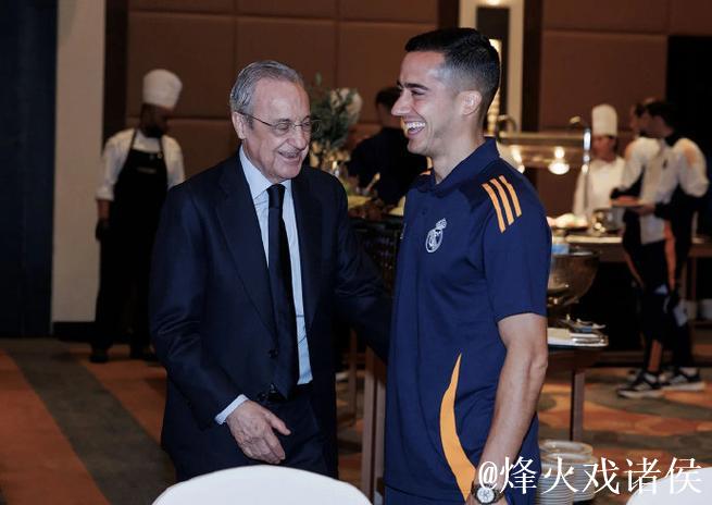 赛前传统环节：弗洛伦蒂诺与曼城CEO索里亚诺交流互动