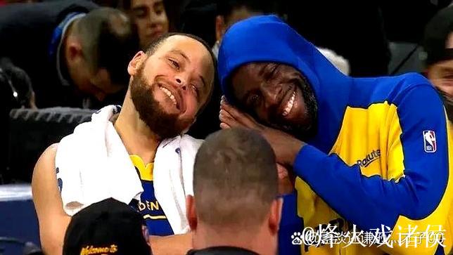 暂停期间杜兰特与掘金主场球迷幽默互动 暂停期间杜兰特与掘金主场球迷幽默互动